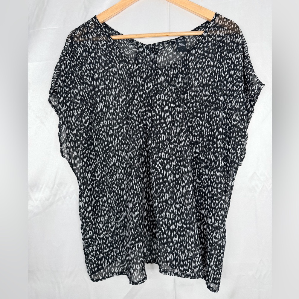 Torrid Black White Abstract Sheer Blouse Size 1 (XL 14) Cap Sleeve‎ Flowy Top